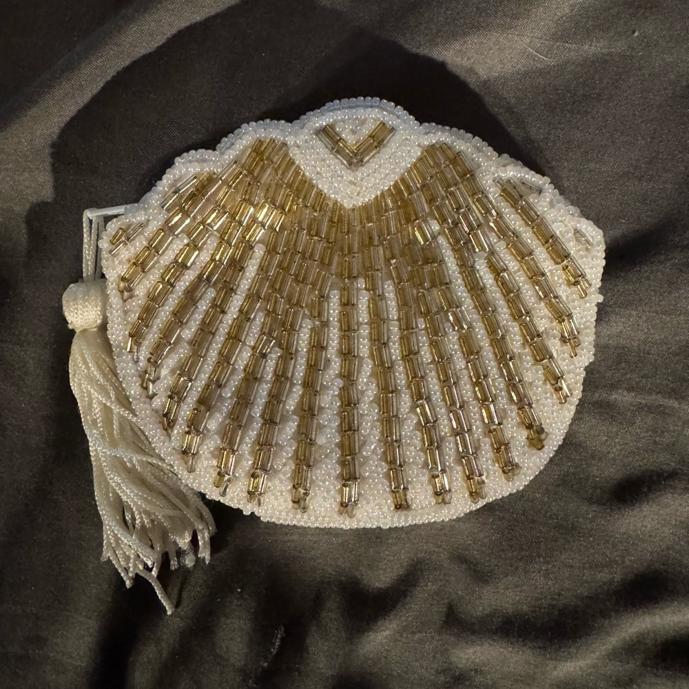 Vintage Amanda Smith Beaded Shell Change Bag in White & Gold